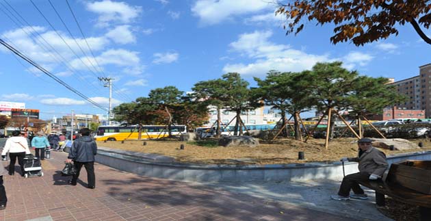 Seongdangmot Station Plaza